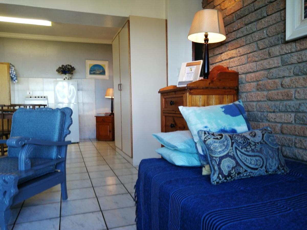 Amzee Bokmakierie Guest House Dana Bay Ruang foto