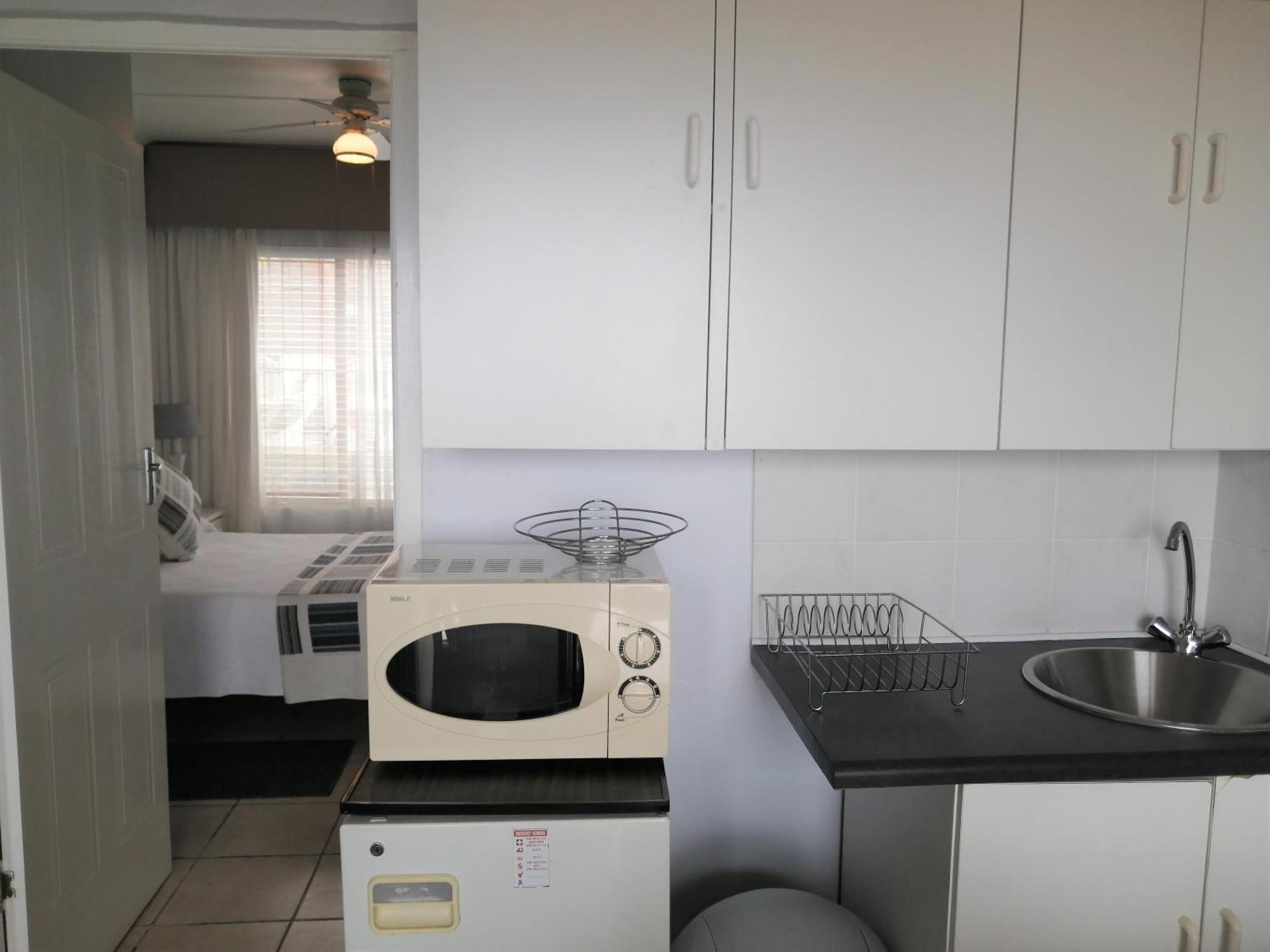 Amzee Bokmakierie Guest House Dana Bay Ruang foto